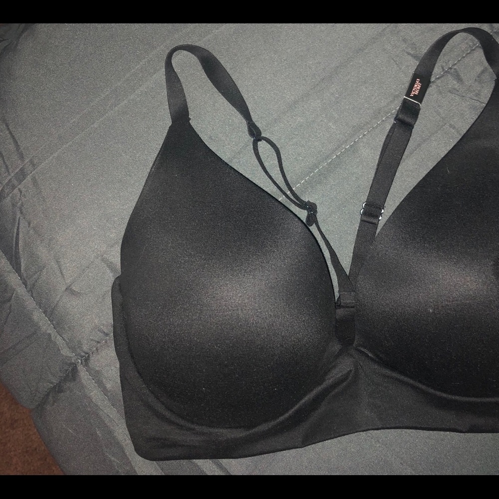 Super soft, cross back wire free VS bra! 🖤